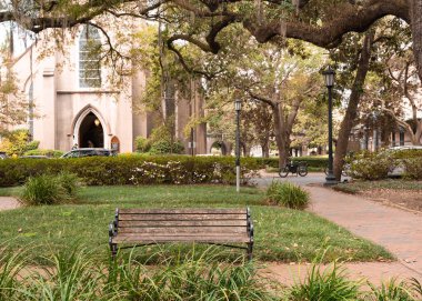 Savannah, Georgia - 19 Şubat 2023: Savannah Georgia 'nın tarihi bölgesinde Madison Meydanı. 