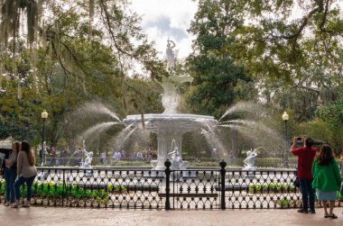 Savannah, Georgia - 19 Şubat 2023 Savannah 'daki tarihi Forsyth Park' ın çeşmeli ve manzaralı görüntüsü. 