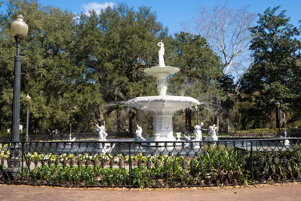Savannah Georgia Nın Tarihi Bölgesindeki Forsyth Park Çeşme Manzaralı — Stok fotoğraf