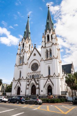 Savannah, Gürcistan - 19 Şubat 2023: Savannah 'ın tarihi bölgesindeki Aziz John Katedrali Bazilikası' nın dış görünüşü.
