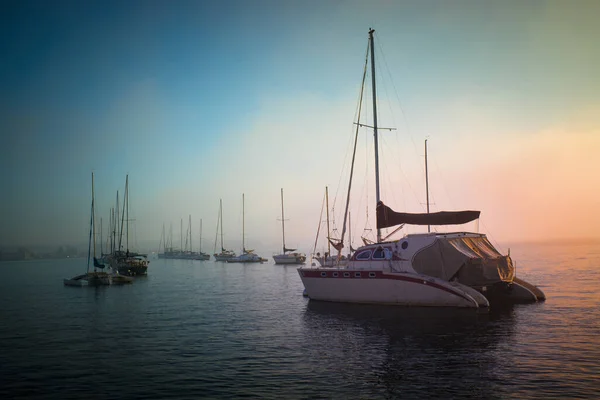 圣迭戈湾的船在朦胧的晨光中航行 — 图库照片