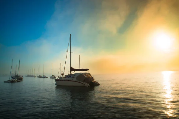 サンディエゴ湾のボートがかすんで早朝の光で — ストック写真