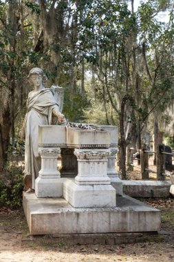 Savannah, Georgia - 20 Şubat 2023: Mezarları ve manzaralı tarihi Bonaventure Mezarlığı manzarası. 