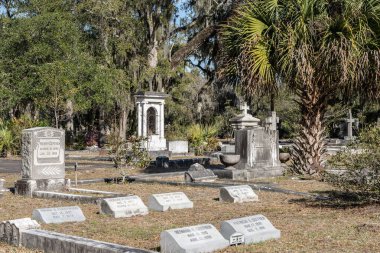 Savannah, Georgia - 20 Şubat 2023: Mezarları ve manzaralı tarihi Bonaventure Mezarlığı manzarası. 