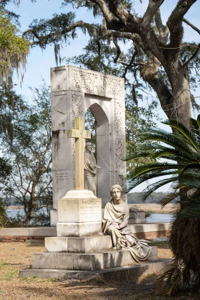 佐治亚州萨凡纳 2023年2月20日 着眼于坟墓和风景的具有历史意义的Bonaventure坟场 — 图库照片