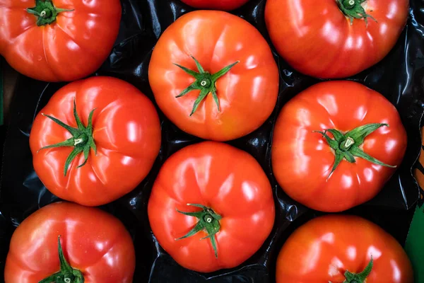食品杂货中的一组成熟的红色西红柿 — 图库照片