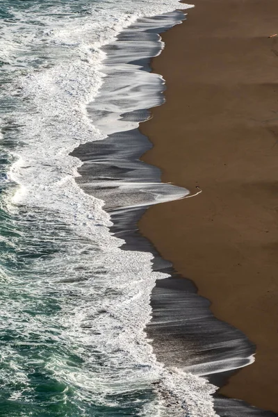 Paisagem Natural Com Ondas Oceânicas Longo Uma Praia Arenosa — Fotografia de Stock