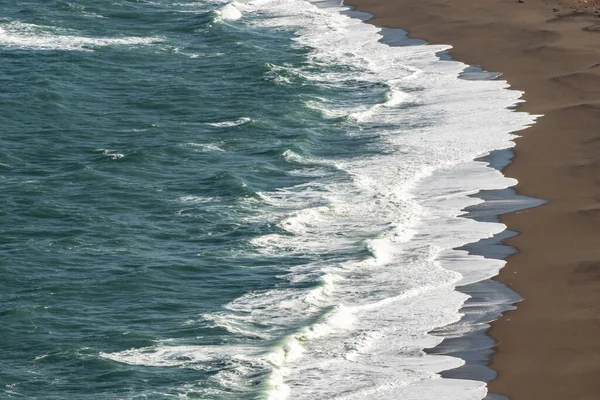 Paisagem Natural Com Ondas Oceânicas Longo Uma Praia Arenosa — Fotografia de Stock