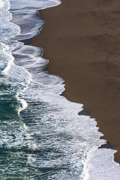 Φύση Τοπίο Κύματα Του Ωκεανού Κατά Μήκος Μιας Αμμώδους Παραλίας — Φωτογραφία Αρχείου