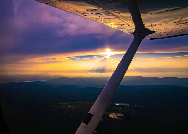 Veduta Aerea Del Cielo Colorato Tramonto Visto Singolo Aereo Motore — Foto Stock