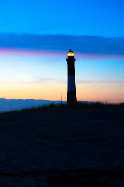 黄昏时分 你可欣赏到位于长岛国家海滨的历史性的火岛灯塔的美丽景色 — 图库照片