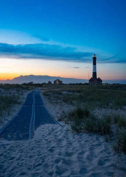 長い島の火災島国立海岸沿いの歴史的な火災島灯台の美しい景色夕方の夕日で見られるニューヨーク — ストック写真