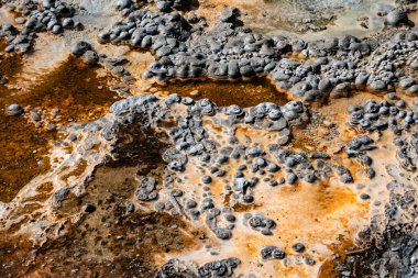 Doku, Wyoming 'deki Yellowstone Ulusal Parkı' ndan görülen jeotermal gayzerden oluşmuştur..