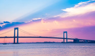  Throgs Neck Köprüsü 'nün güzel manzarası Bayside Queens' ten Bronx, New York 'a doğru görünüyor. Renkli günbatımında görülüyor..