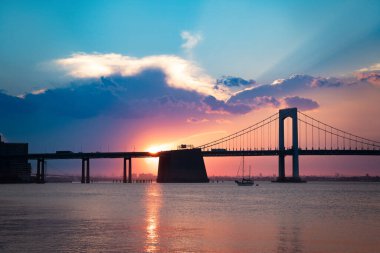  Throgs Neck Köprüsü 'nün güzel manzarası Bayside Queens' ten Bronx, New York 'a doğru görünüyor. Renkli günbatımında görülüyor..