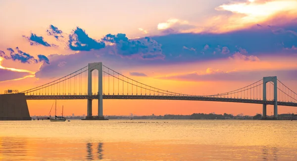 美丽的色彩艳丽的落日下 从海湾沿岸的皇后区俯瞰纽约市布朗克斯的色彩艳丽的色彩艳丽的色彩艳丽的色彩艳丽的色彩艳丽的色彩艳丽的色彩艳丽的色彩艳丽 — 图库照片