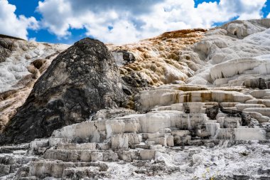 Yellowstone Ulusal Parkı, Wyoming 'deki Mamut Kaplıcaları manzarası 
