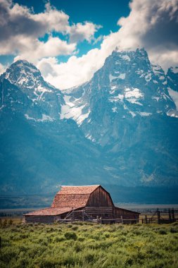 John Moulton ahırı Mormon Row, Grand Teton Ulusal Parkı 'ndan görüldü.
