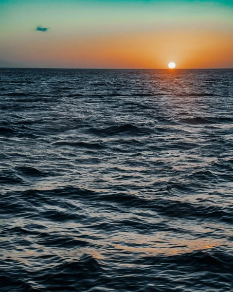 Bela Cena Natureza Pôr Sol Colorido Sobre Oceano — Fotografia de Stock