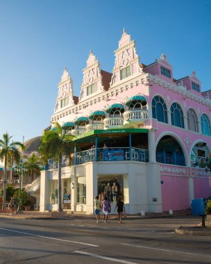 Oranjestad, Aruba - 10 Ağustos 2023: Oranjestad, Aruba 'daki şehir merkezinde sokak manzarası.