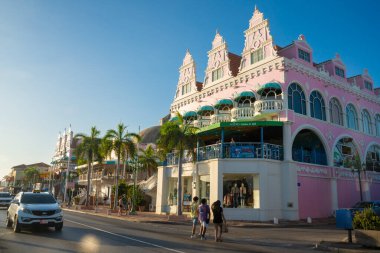 Oranjestad, Aruba - 10 Ağustos 2023: Oranjestad, Aruba 'daki şehir merkezinde sokak manzarası.