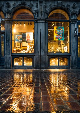 Montreal, Kanada - 6 Kasım 2022: Yağmurlu bir günde tarihi Montreal bölgesinden sokak sahnesi.