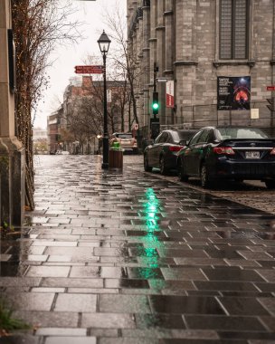 Montreal, Kanada - 6 Kasım 2022: Yağmurlu bir günde tarihi Montreal bölgesinden sokak sahnesi.