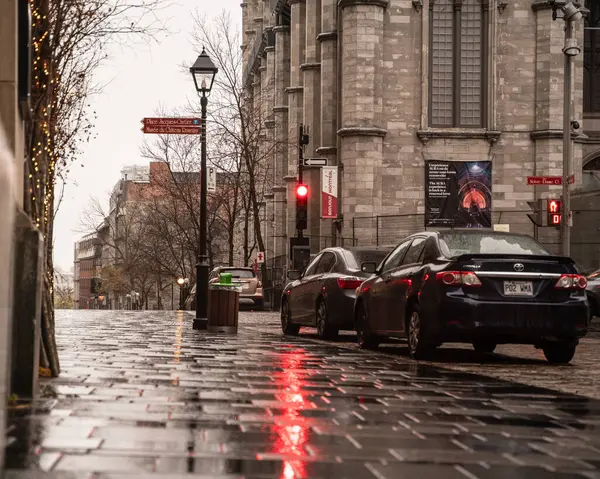 Montreal, Kanada - 6 Kasım 2022: Yağmurlu bir günde tarihi Montreal bölgesinden sokak sahnesi.