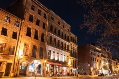 Montreal, Kanada - 5 Kasım 2022: Montreal Kanada 'dan tarihi mimari manzaralı gece sahnesi.