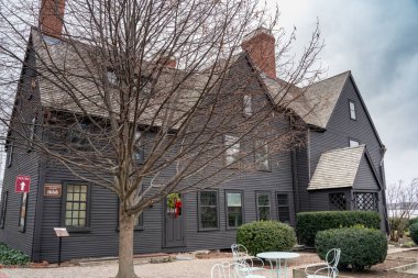 Salem, Massachusetts - 10 Aralık 2022: Salem, MA 'dan görülen tarihi Yedi Gables Evi