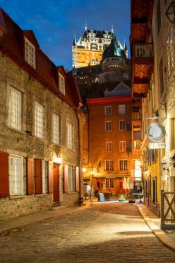 Quebec City, Kanada - 7 Kasım 2022: Quebec City 'den sokak manzarası gece görüldü