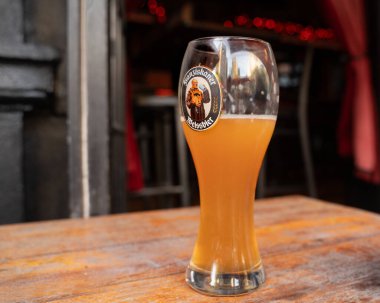 New York City, New York - 21 Eylül 2023: Barda bir bardak Franziskanker Weissbier. 