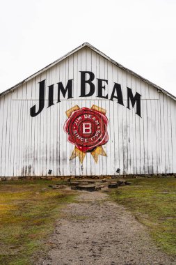 Clermont, Kentucky - 26 Ocak 2024: Tarihi eser Jim Beam namı diğer James B. Beam Bourbon Damıtımevi ve Kentucky Bourbon Patikası boyunca Homestead
