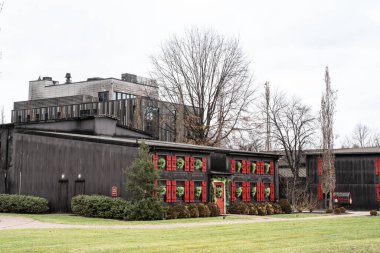 Loretto, Kentucky - 26 Ocak 2024: Star Hill Çiftliği, Yapıcılar Mark Bourbon Viski Fabrikası ve Kentucky kırsalındaki burbon patikası boyunca kampüs.