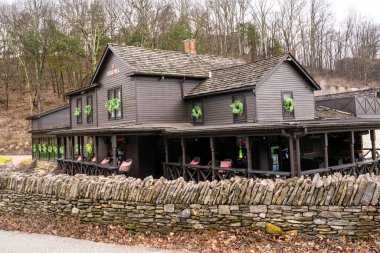 Loretto, Kentucky - 26 Ocak 2024: Star Hill Çiftliği, Yapıcılar Mark Bourbon Viski Fabrikası ve Kentucky kırsalındaki burbon patikası boyunca kampüs.