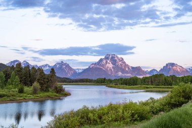 Oxbow Virajı 'ndan Wyoming' deki Grand Teton Ulusal Parkı 'ndan Yılan Nehri boyunca güzel bir manzara görünüyor..