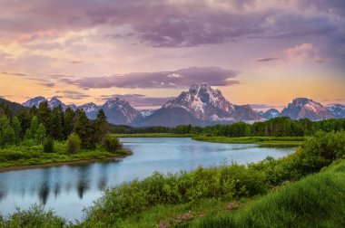 Oxbow Virajı 'ndan Wyoming' deki Grand Teton Ulusal Parkı 'ndan Yılan Nehri boyunca güzel bir manzara görünüyor..
