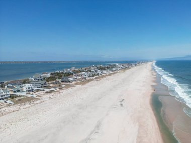 Hamptons Long Island New York sahilindeki lüks evlerin manzarası.