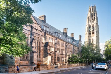 New Haven, Connecticut - 8 Haziran 2024: Sarmaşık Ligi Yale Üniversitesi Kampüsü New Haven şehir merkezinden tarihi mimari görüntüsü.