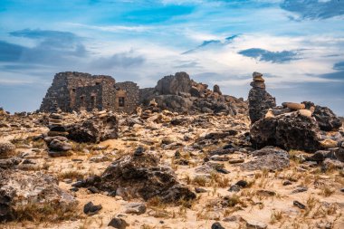 Terk edilmiş tarihi Bushiribana madeni Aruba sahilinde.