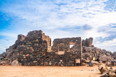 Terk edilmiş tarihi Bushiribana madeni Aruba sahilinde.