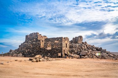 Terk edilmiş tarihi Bushiribana madeni Aruba sahilinde.