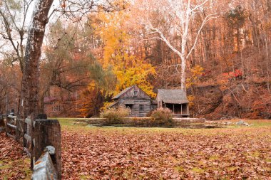 Bucks County Pennsylvania 'daki Cuttalossa ahır değirmeni. Renkli sonbahar yapraklarıyla..