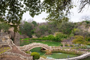 Taştan köprüler, kio havuzu ve pagoda içeren Japon Çay Bahçesi Parkı, San Antonio Texas. Peyzaj gezisi resmi