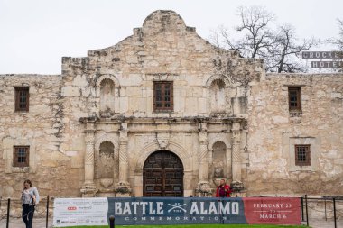 San Antonio, Teksas - 20 Şubat 2024 San Antonio Teksas 'taki tarihi sahil yürüyüşünün gece manzarası akşam saatlerinde renkli ışıklar ve kanallarla görüldü