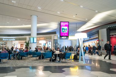New York City - 7 Mart 2024: New York 'taki Laguardia Havaalanı' ndaki yeni Amerikan Havayolları terminali.