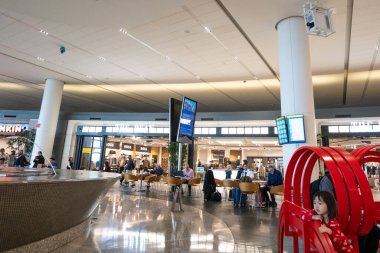 New York City - 7 Mart 2024: New York 'taki Laguardia Havaalanı' ndaki yeni Amerikan Havayolları terminali.