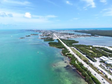 Florida Keys üzerinde hava manzaralı güzel bir topluluk manzaralı.