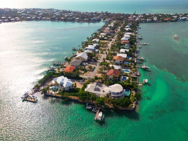 Florida Keys üzerinde hava manzaralı güzel bir topluluk manzaralı.
