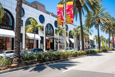 Beverly Hills, California - 29 Haziran 2024: Beverly Hills California 'da Rodeo Drive' da insanlar ve mağazalarla sokak sahnesi.